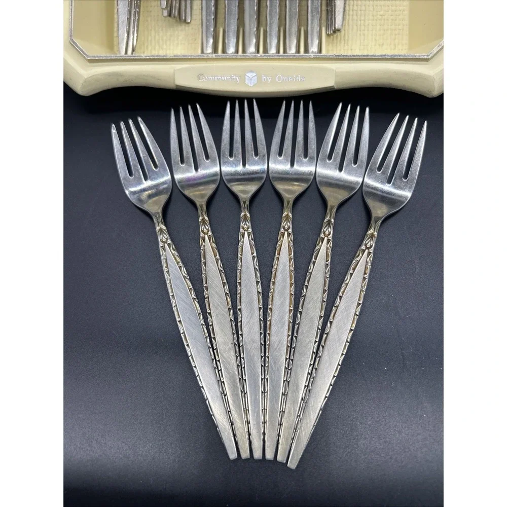 Oneida Venetia Community Stainless Flatware Set 30 piece w/tray SEE DETAILS